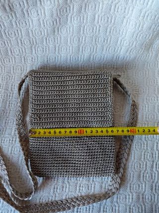 Bolso hombro gris bordado asa trenzada