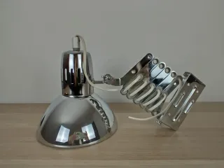 Lampada da parete a pantografo in metallo