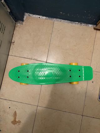 Patinete verde con ruedas amarillas