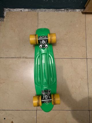 Patinete verde con ruedas amarillas