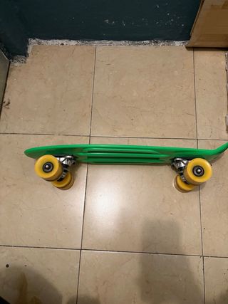 Patinete verde con ruedas amarillas