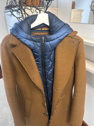 Abrigo BOB Marrón con Chaleco Azul