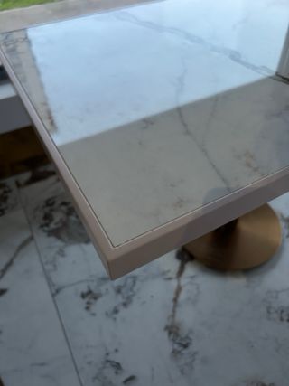 Mesa porcelánico y pie acero dorado