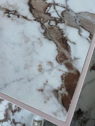 Mesa porcelánico y pie acero dorado