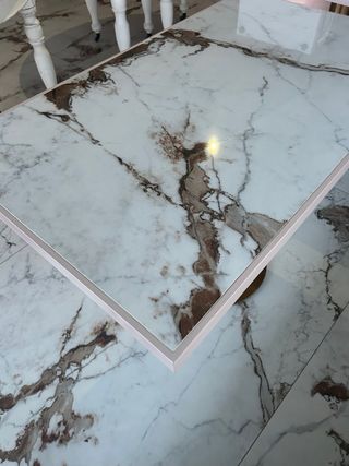 Mesa porcelánico y pie acero dorado