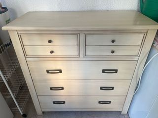 Cómoda de madera beige y marrón