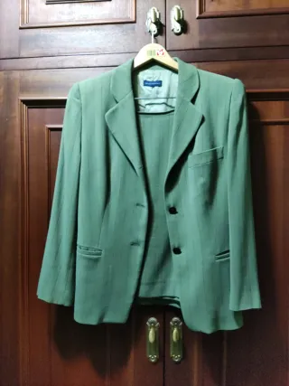 Traje sastre Adolfo Domínguez verde oliva
