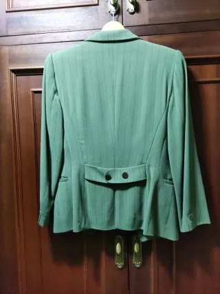 Traje sastre Adolfo Domínguez verde oliva