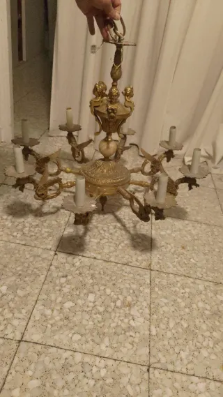 Lámpara de araña antigua de metal y mármol