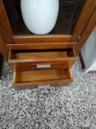 VITRINA DE MADERA CON CAJONES