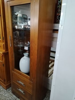 VITRINA DE MADERA CON CAJONES