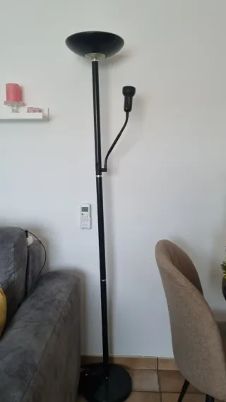 Lámpara de pie negra moderna