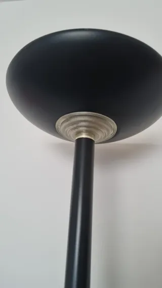 Lámpara de pie negra moderna