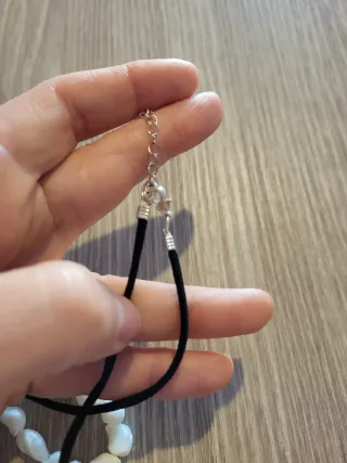 Collar espiral plateado y cuentas blancas