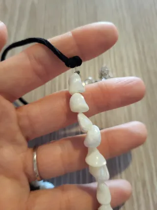 Collar espiral plateado y cuentas blancas