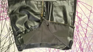 Falda de piel con cremallera