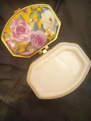 Caja joyero o pastillero decorado