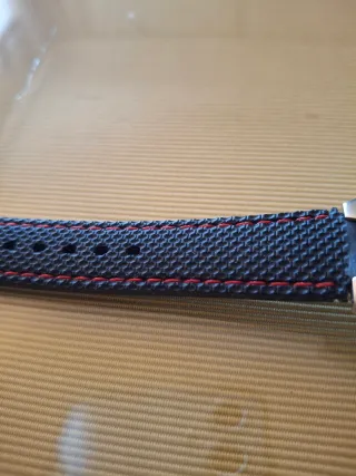 Reloj plateado con correa negra