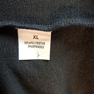 Blusa negra con mangas estampadas