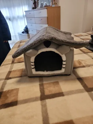 Casa para mascotas gris y blanco