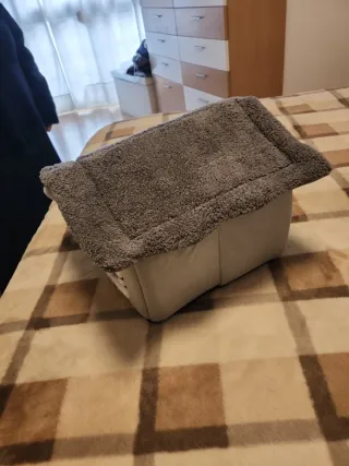 Casa para mascotas gris y blanco