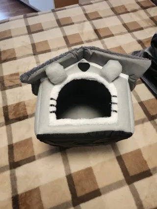 Casa para mascotas gris y blanco