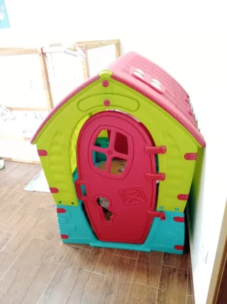 Casita de jardín infantil y caballo balancín