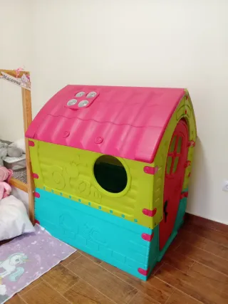 Casita de jardín infantil y caballo balancín