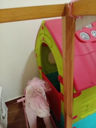 Casita de jardín infantil y caballo balancín
