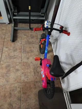 Bicicleta infantil Btwin azul y roja