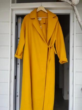 Abrigo largo amarillo Cossy