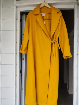 Abrigo largo amarillo Cossy
