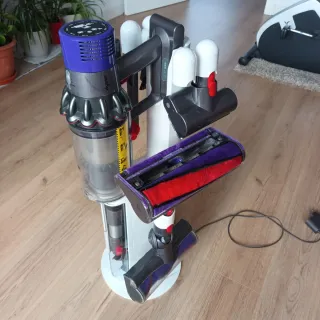 Aspiradora Dyson V10 con soporte y base de carga