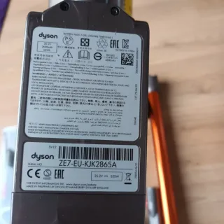 Aspiradora Dyson V10 con soporte y base de carga