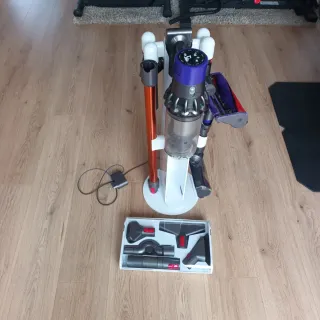 Aspiradora Dyson V10 con soporte y base de carga