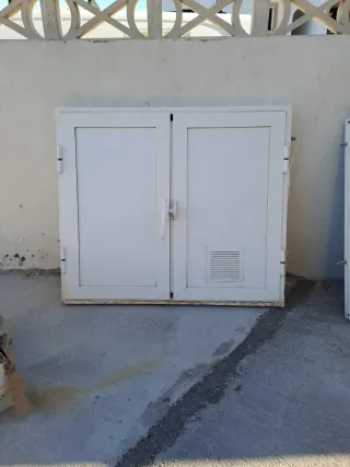 Puerta de aluminio blanca 91cm  da ancho x 79 cm