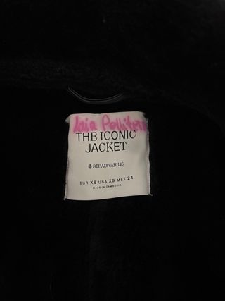 Cazadora mujer con pelo negro