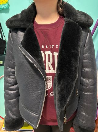 Cazadora mujer con pelo negro