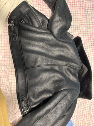 Cazadora mujer con pelo negro