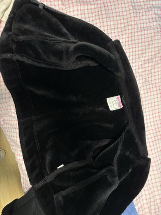 Cazadora mujer con pelo negro