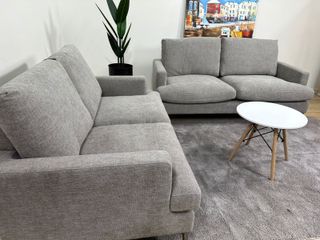 Sofá antimanchas 140cm gris tela