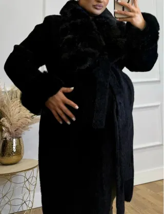 Abrigo negro largo con cinturón