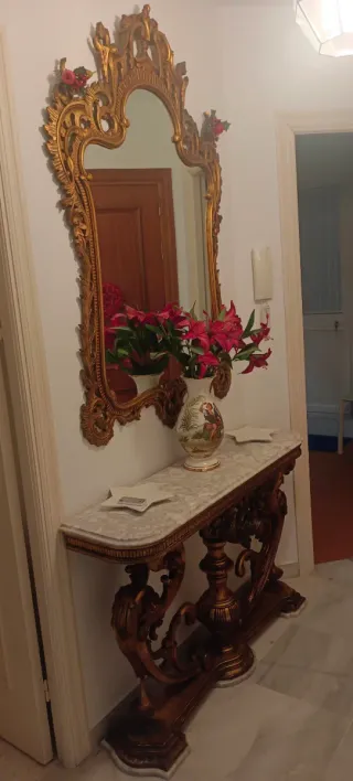 Consola y espejo antiguos entrada