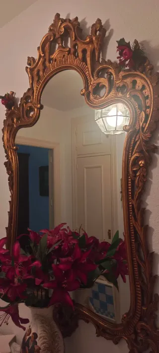 Consola y espejo antiguos entrada