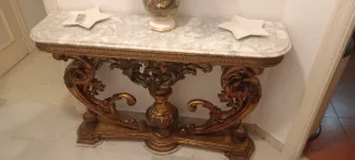 Consola y espejo antiguos entrada