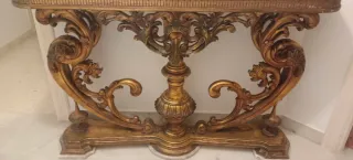 Consola y espejo antiguos entrada