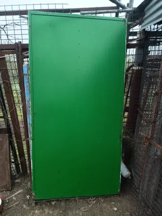 Puerta de hierro verde