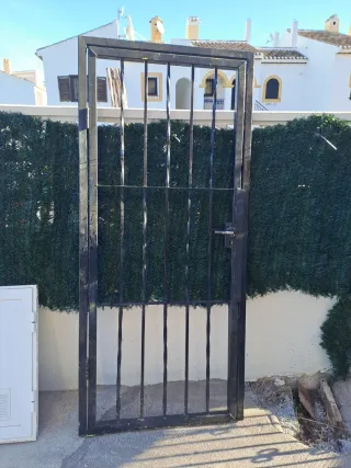 Puerta reja metálica negra 90x200cm con marcó incl
