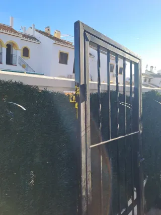 Puerta reja metálica negra 90x200cm con marcó incl