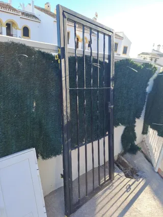 Puerta reja metálica negra 90x200cm con marcó incl